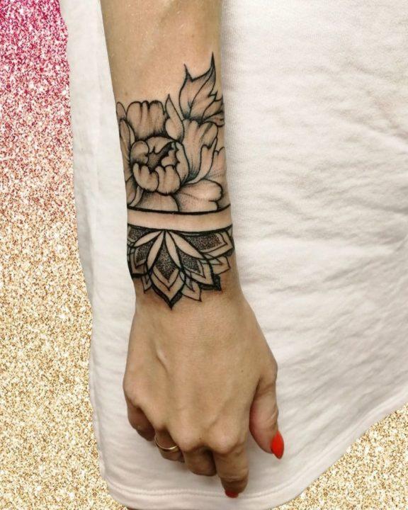 Женские татуировки на запястье