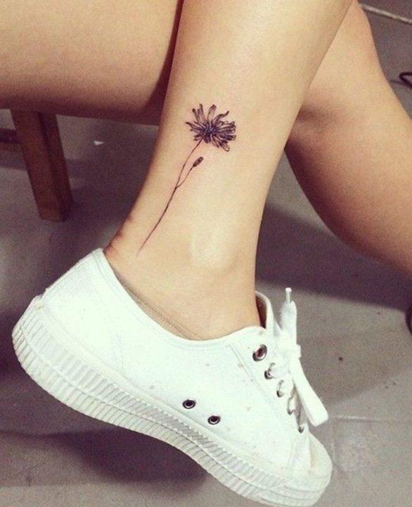 Татуировки на ножках девчонки